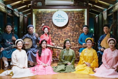 Hue Night Tour: Cyclo, Street Food & Folk Music on Perfume River