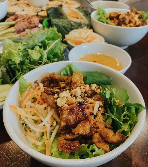 Hue Street Food Walking Tour with Local Dishes - Chè Huế and the sweet side of the city