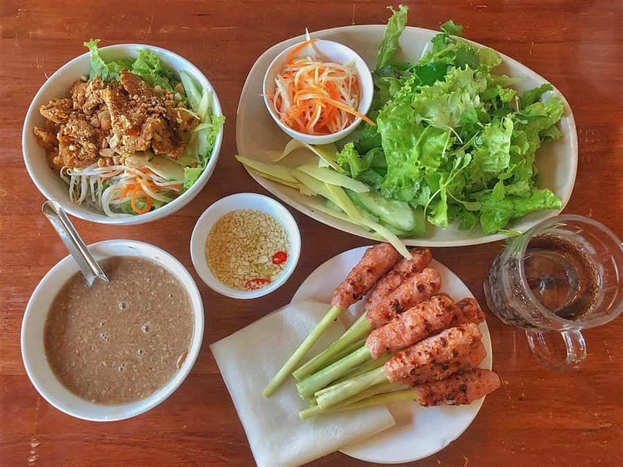 Hue Street Food Walking Tour with Local Dishes - Bún bò Huế at Quán Cẩm
