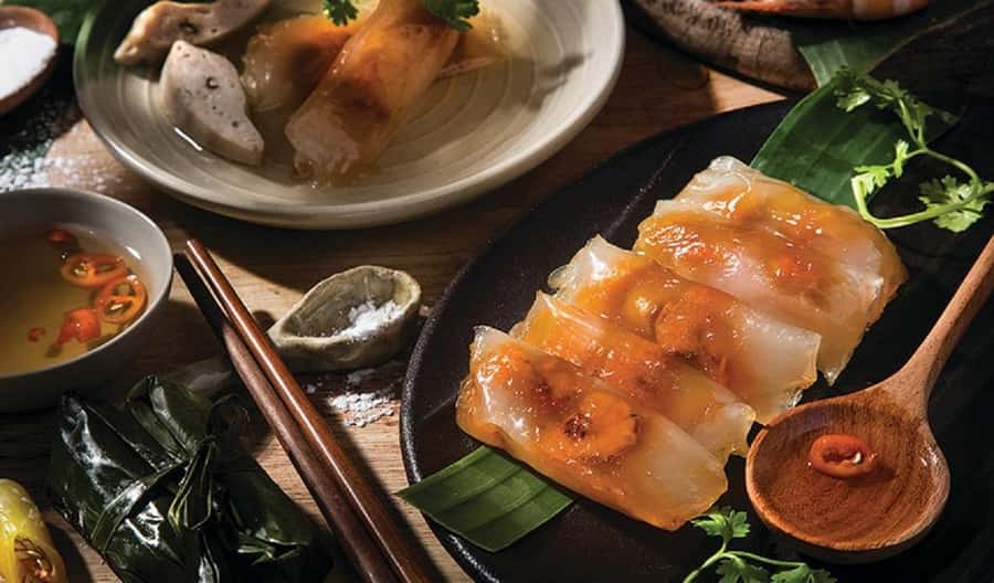 Hue Street Food Walking Tour with Local Dishes - Finishing with chè cung đình Huế