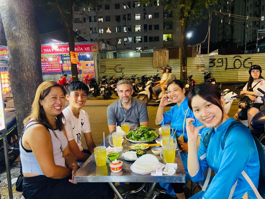 KISSTOUR| Saigon By Night & Street Food Tour on Motorbike - The flower market that stays open around the clock