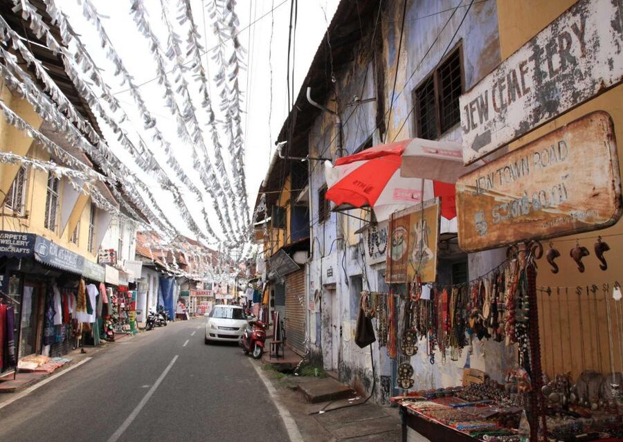 Kochi: Local Street Food Guided Walking Tour with Tastings - A filling first stop at a local restaurant
