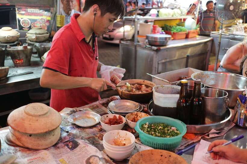 Kuala Lumpur: Nightlife Street Food Tour with 6 Tastings - Finish with tea and lantern-lit streets