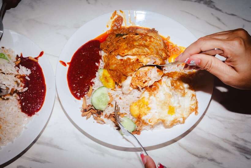 Kuala Lumpur: Sambal Street Food Tour with 15+ Tastings - Nasi lemak, satay, and Malaysian comfort food
