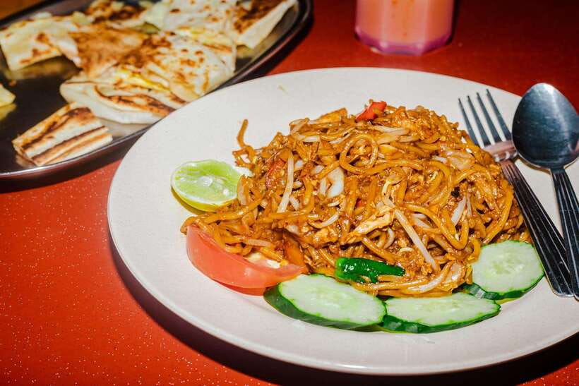 Kuala Lumpur: Sambal Street Food Tour with 15+ Tastings - How the guides shape the evening