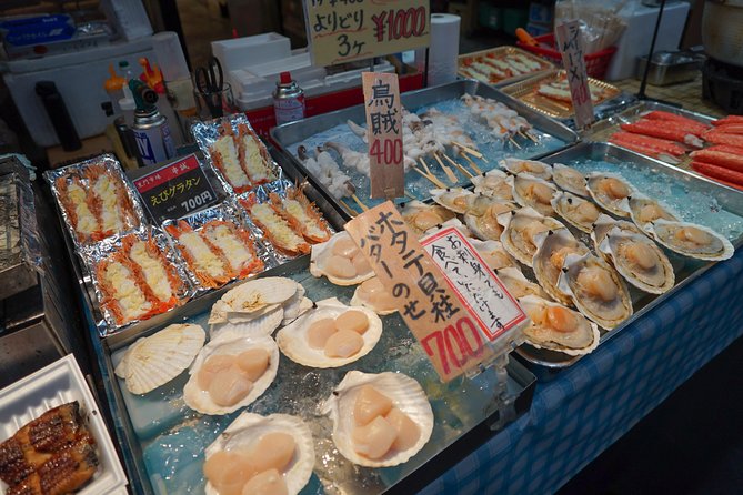 Kuromon Market Food Walking Tour in Osaka (6 stops, 6 tastes) - What the guide adds to a self-guided market visit