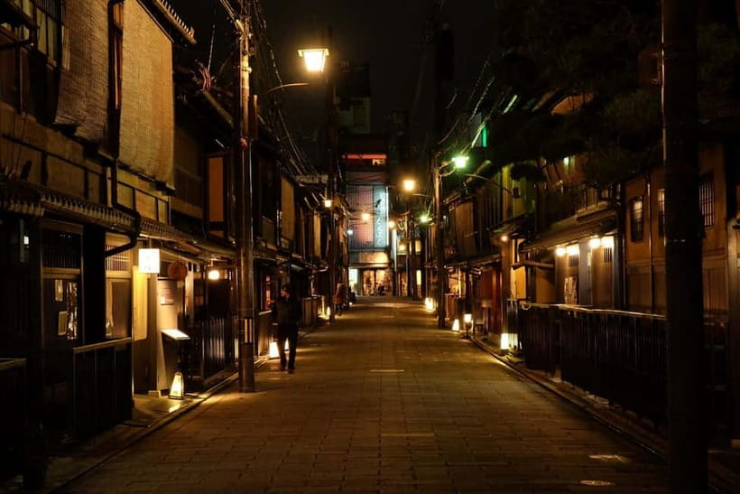 Kyoto: Guided Local Food Tour with 13 dishes - Final stop: sushi and tempura with a more refined finish