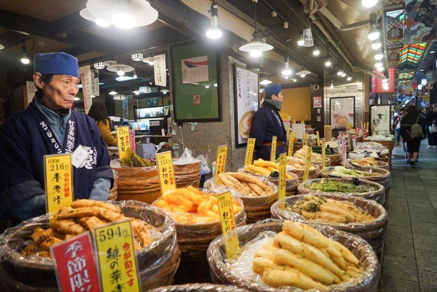 Kyoto: Nishiki Market Brunch Walking Tour-7 Tastings+Brunch - The guides shape the experience
