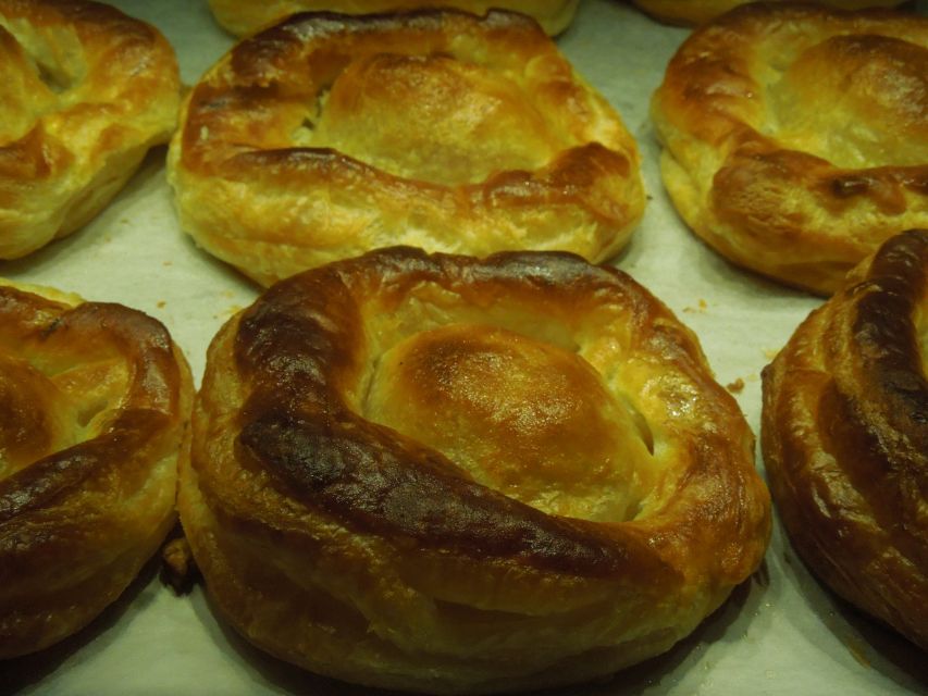 Lecce: Street Food Tasting and Sightseeing Tour - Porta Napoli and stories beyond the facade