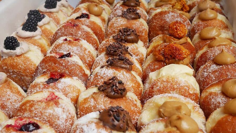 London: Borough Market Food Tour with 6+ Authentic Tastings - British cheese in an English pub