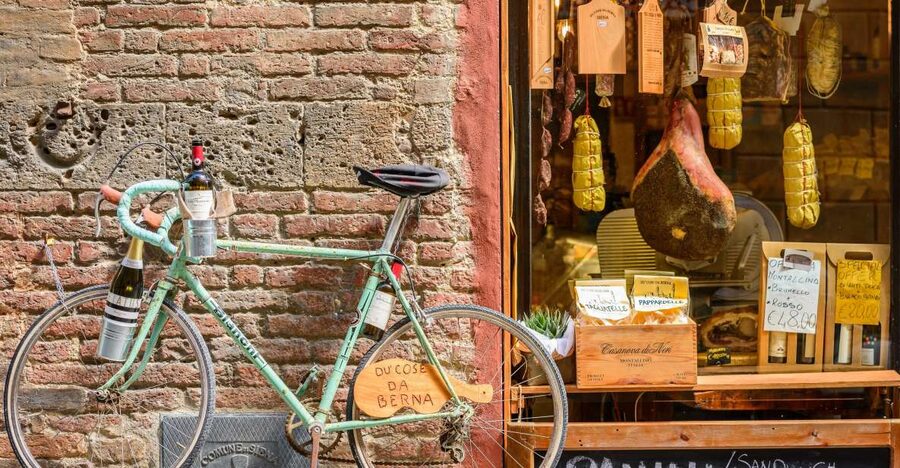 Lucca: Guided Food Walking Tour with Tastings - What the guides add to the food