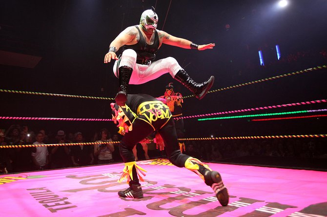 Lucha Libre Tickets & Tacos & Beer & Mezcal - BEST NIGHT EVER! - Meeting the guides and learning how to cheer