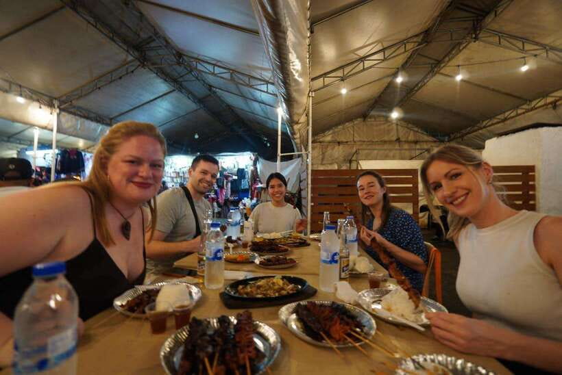 Makati: Street Food Experience with a Local Guide - Learning to order Filipino street food