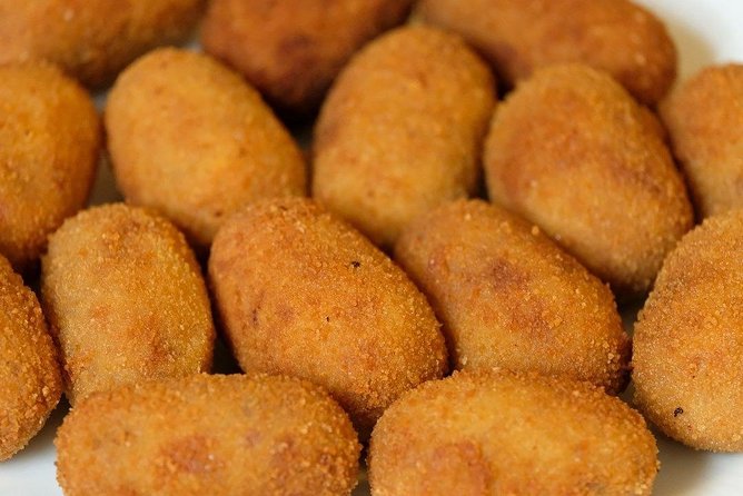Malaga Market Food Tour: Tapas, Drinks, and Local Flavors - What the guide adds to the experience