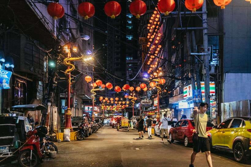 Manila: Guided Night Market Experience - Guide style and group experience