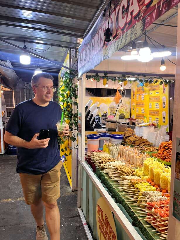 Manila Night Market with Local Guide - Jeepneys and tuk-tuks are part of the lesson
