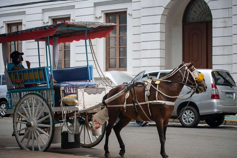 Manila: Sightseeing and Food Walking Tour with Tastings - Riding local transport toward Intramuros