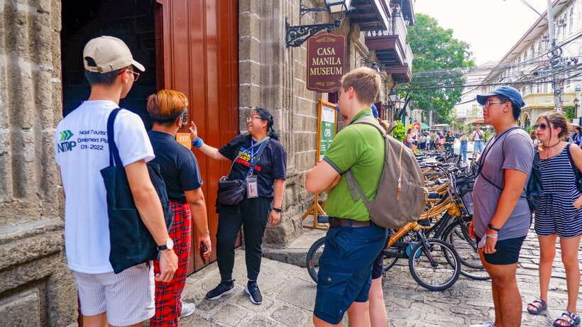 Manila: Sightseeing and Food Walking Tour with Tastings - Guides and the value of a small-group feel