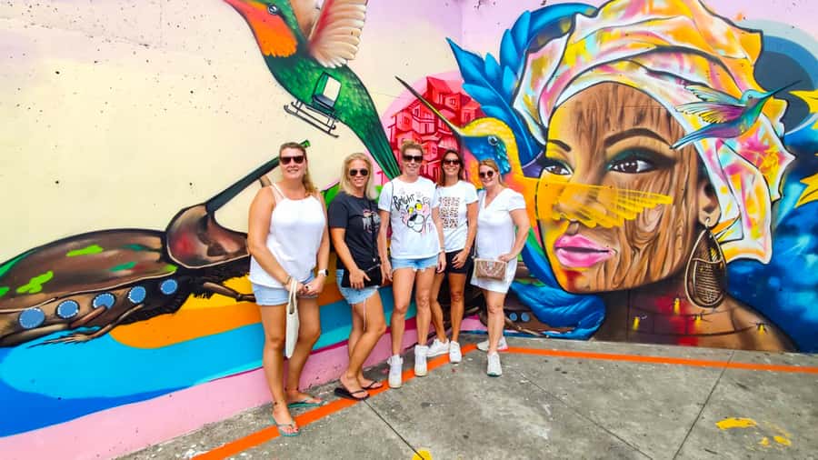 Medellin: Comuna 13 Graffiti Tour, Cable Car & Street Food - Key points to know before you book