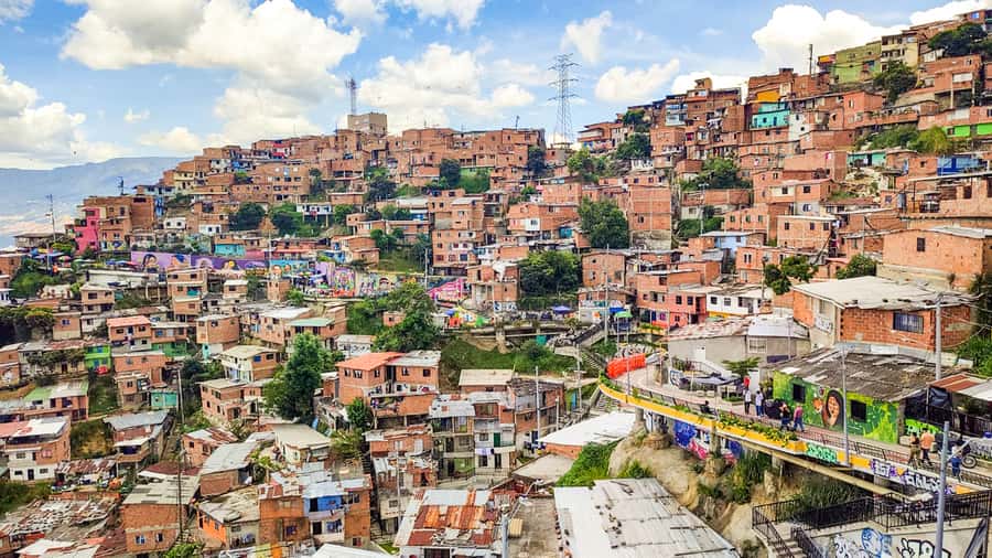 Medellin: Comuna 13 Graffiti Tour, Cable Car & Street Food - Why the cable car matters before Comuna 13