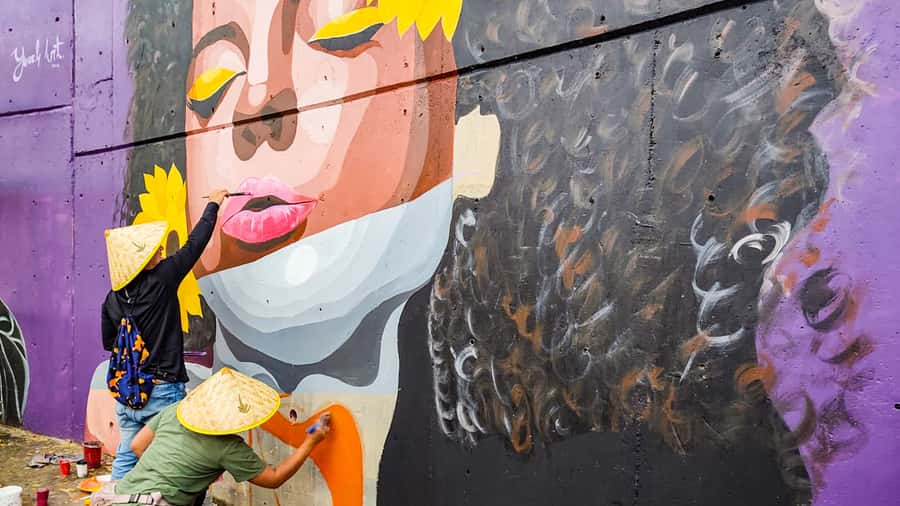 Medellin: Comuna 13 Graffiti Tour, Cable Car & Street Food - Coffee first, then the story behind the art