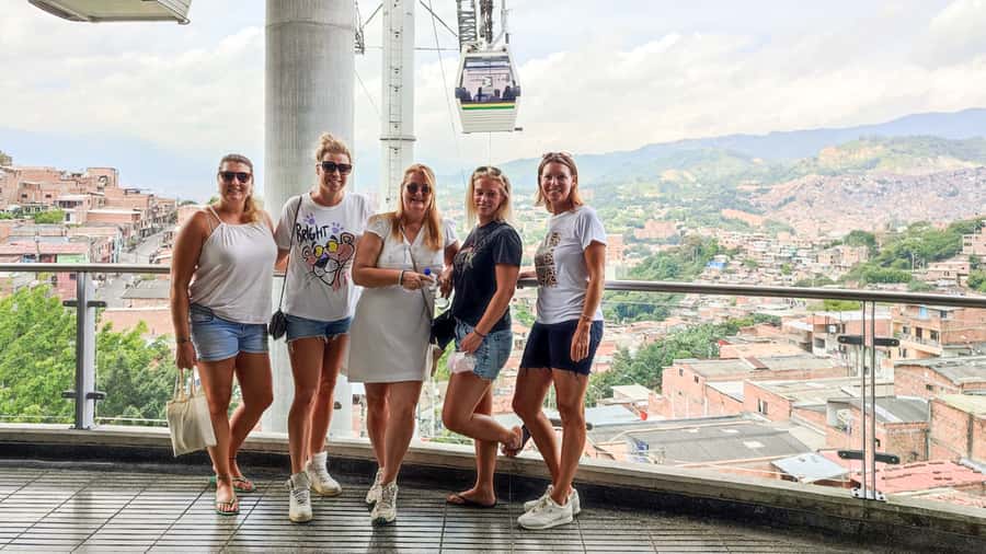 Medellin: Comuna 13 Graffiti Tour, Cable Car & Street Food - The guides make the difference