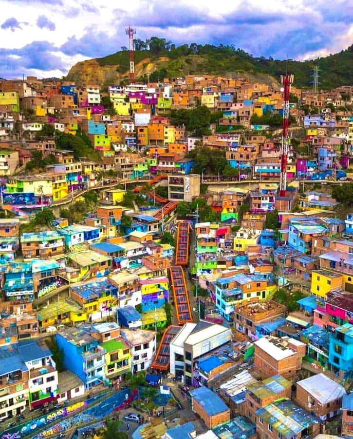 Medellín: Comuna 13 True Story and Street Food Tour - Why this Comuna 13 tour feels different