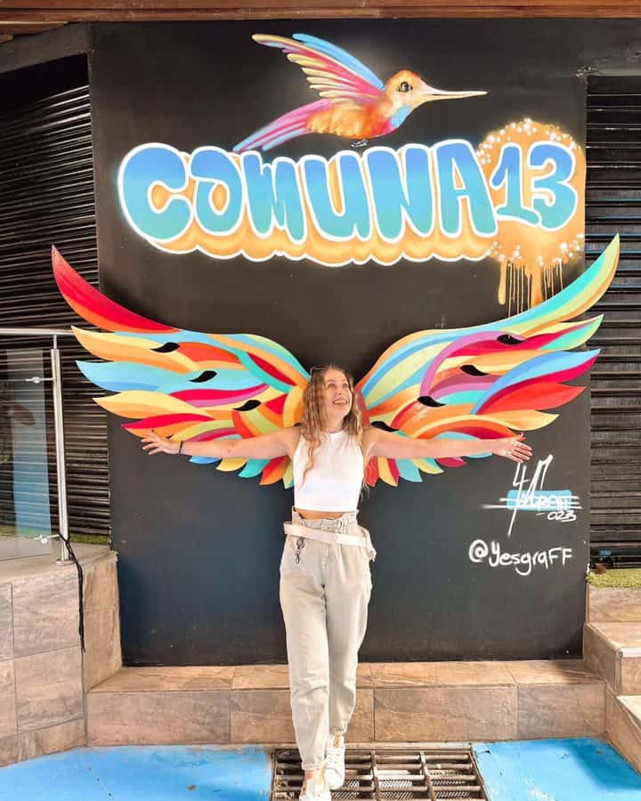 Medellín: Comuna 13 True Story and Street Food Tour - The escalators and the story behind them