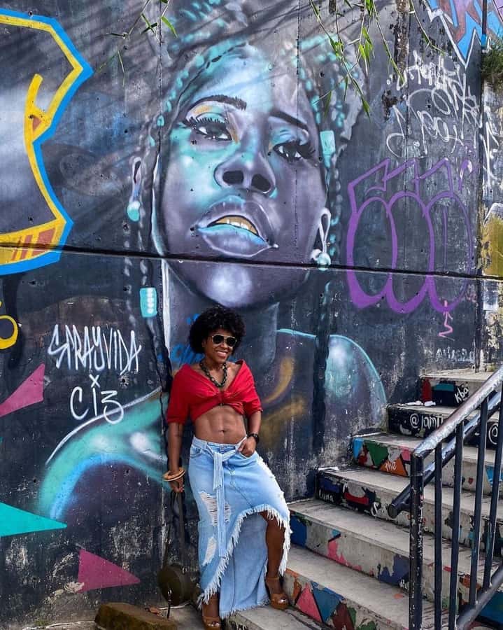 Medellín: Comuna 13 True Story and Street Food Tour - The longer guided walk through Independence 1 and 2