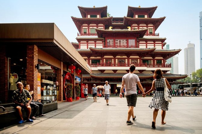 Michelin Premium Food Tour with Hawker Centre & Chinatown Tour - The wet market and the working side of Chinatown