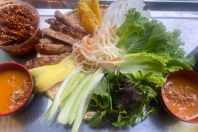 Minh's Unique Street Food Adventure - Why the sidewalk setting matters