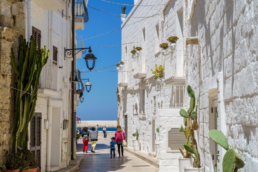 Monopoli: Walking Street Food Tour - Piazza Vittorio Emanuele II and the walk into old Monopoli