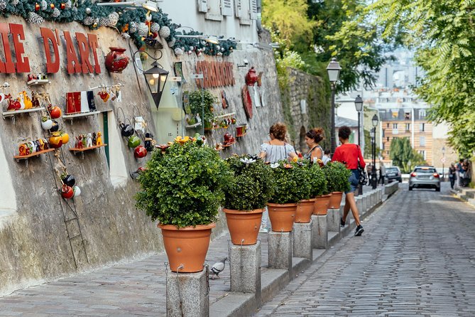 Montmartre Private Food Walking Tour With Locals: The 10 Tastings - What the private format really adds