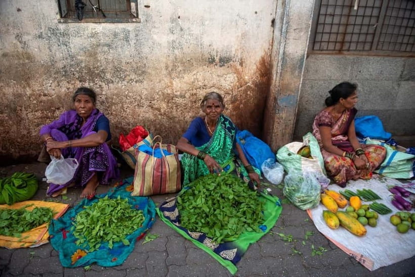 Mumbai Market and Temple Tour With Cow Shelter Visit - Mohammed Ali Road and the food stop