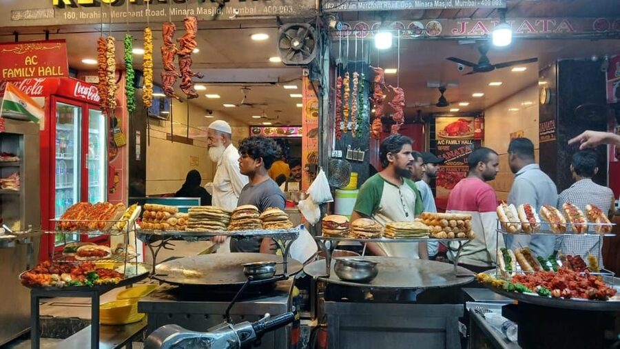 Mumbai Street Food Tour with Evening Bazaar Walk - The guides and the value of a small group