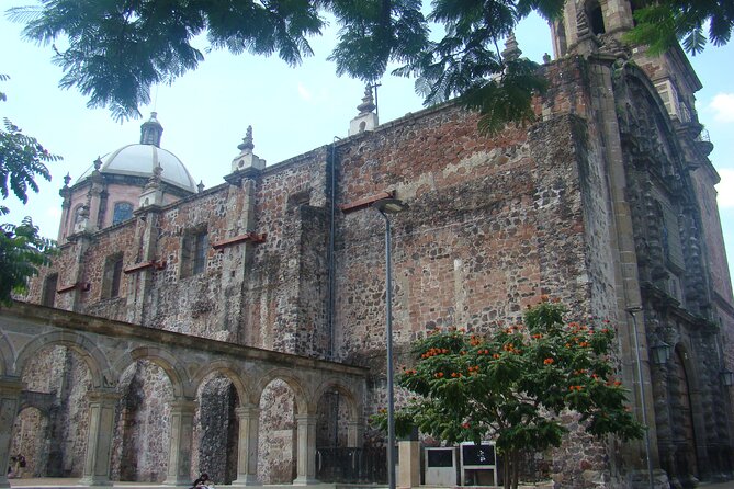 Must-See Walking Tour With A Guide Guadalajara - Guadalajara Cathedral in a ten-minute introduction