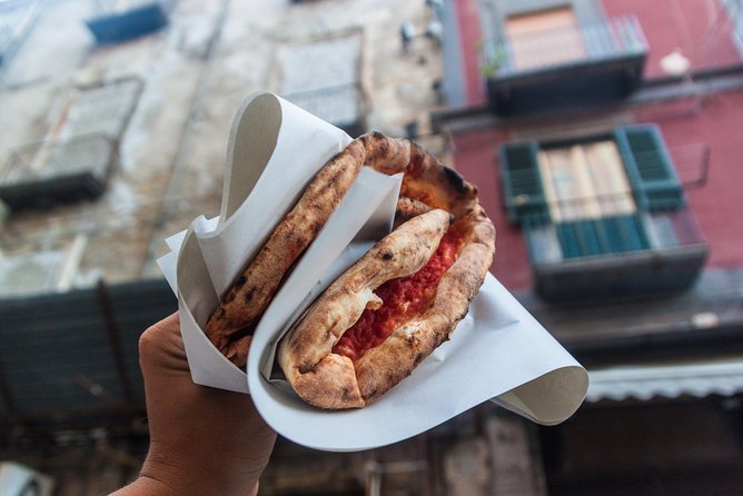 Naples' Ultimate Street Food Tour - Small Group by Do Eat Better - Pizza a portafoglio on Via dei Tribunali