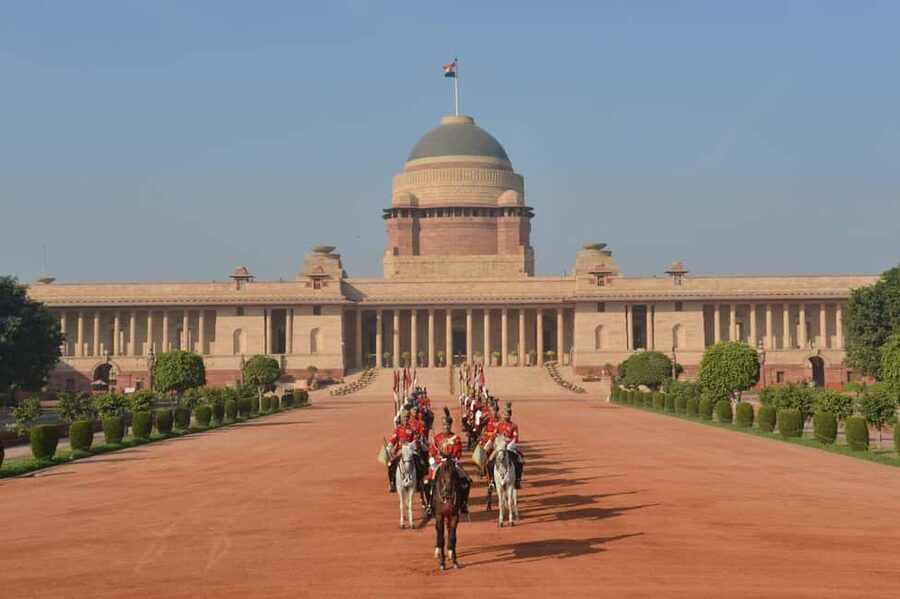 New Delhi: Local Evening Tour with Indian Street Food - Guides and drivers shape the experience