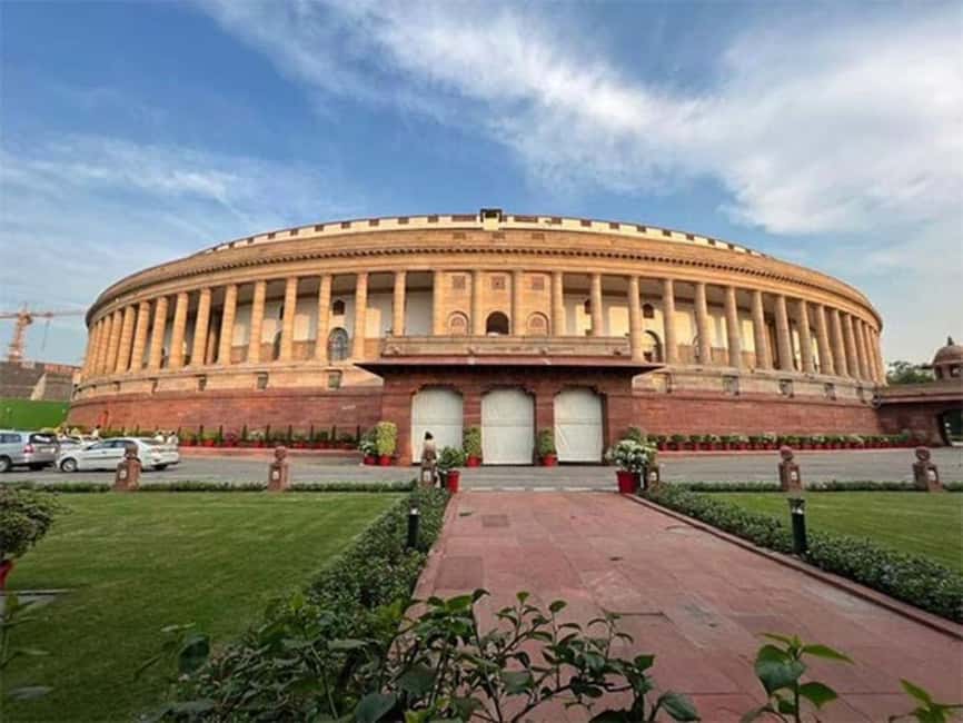 New Delhi: Local Evening Tour with Indian Street Food - Rashtrapati Bhavan and Parliament House show official Delhi