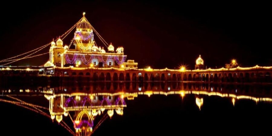 New Delhi: Local Evening Tour with Indian Street Food - Connaught Place ends the route in central Delhi