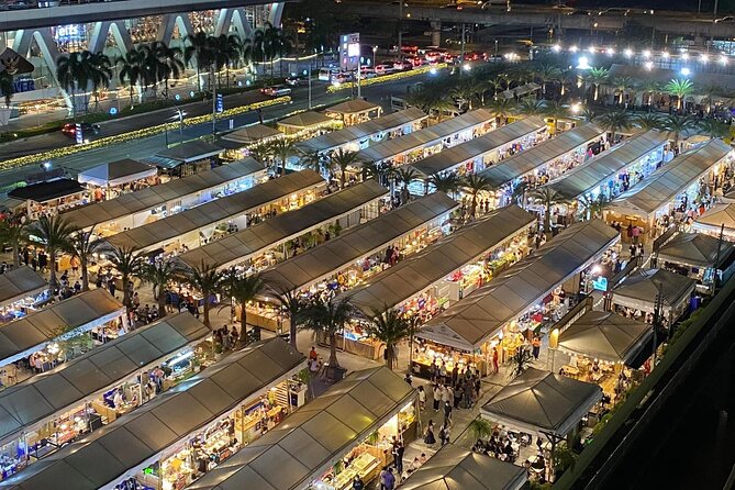 Night life in Bangkok - Jodd Fairs Train Night Market(Joint) - Finding the best photographs in a crowded market