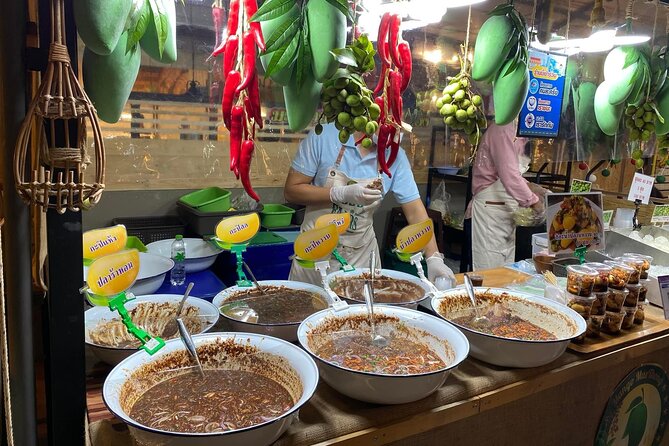Night life in Bangkok - Jodd Fairs Train Night Market(Joint) - A social group, not a private Bangkok evening
