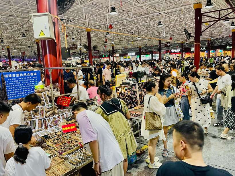 Night Market Haggling Adventure with an English Guide! - Key points to know before you book
