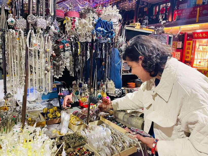 Night Market Haggling Adventure with an English Guide! - The first hour: browsing the antique market