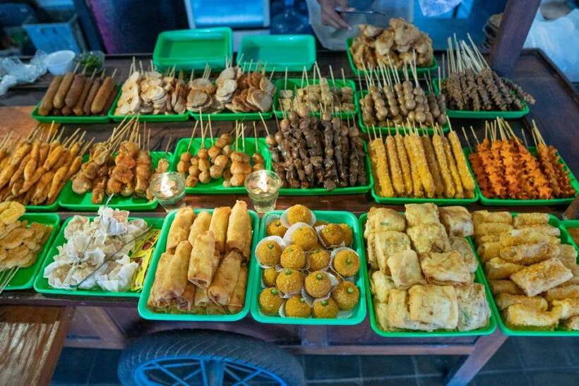 Night Street Food and Cultural Walking Tour - Charcoal coffee and wedang ronde bring two different flavors
