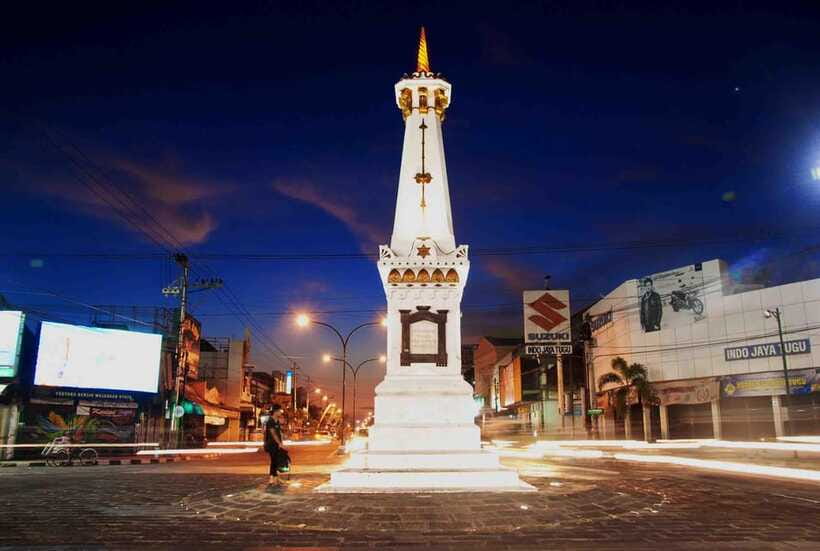 Night Street Food and Cultural Walking Tour - The Palace area adds context to the food
