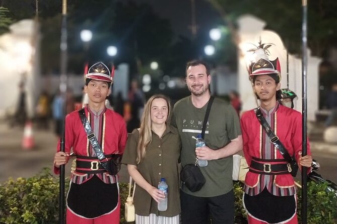 Night Walking Tour-Malioboro street food with guide at Yogyakarta - A becak around the Sultan’s Palace