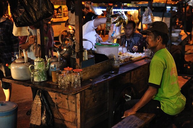 Night Walking Tour-Malioboro street food with guide at Yogyakarta - Starting at Tugu Monument and Yogyakarta Station