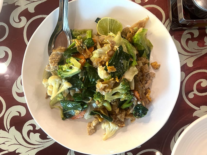 No Diet Club - Local food tour in Bangkok with many tastings - How the guides shape the experience