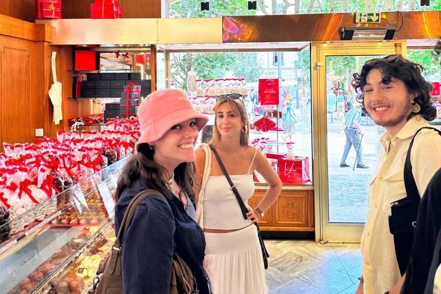 NO DIET CLUB - Unique local food tour in Aix en Provence - Place Richelme and the market side of Aix